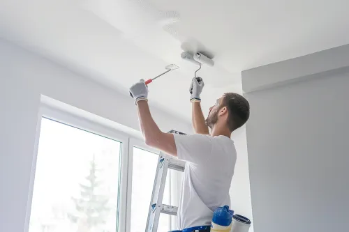 Découvrez la meilleure méthodologie d’application pour une peinture plafond sans traces visibles ni défauts.